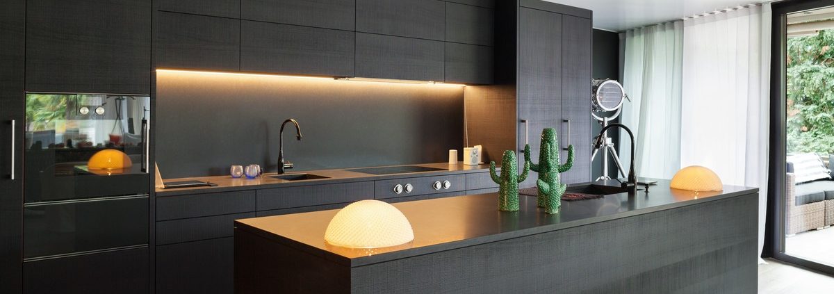 מטבח מודרני שחור מעוצב